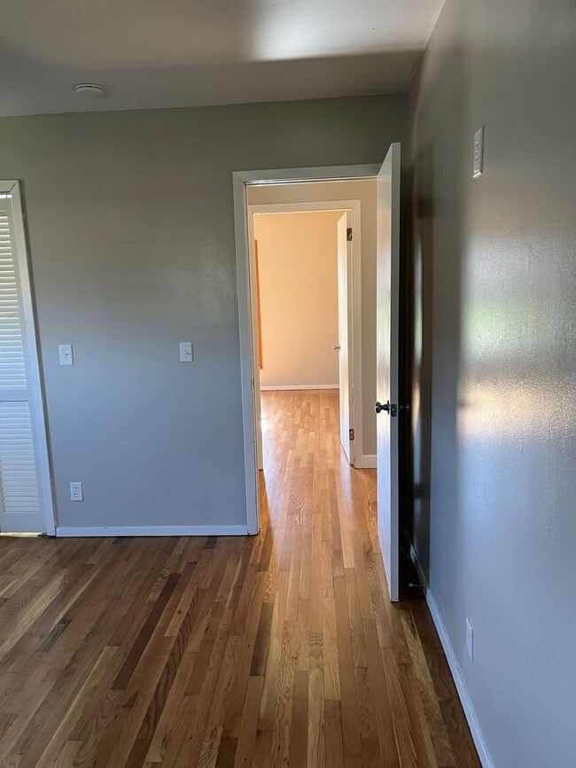 Building Photo - 3 Bedroom / 1 Bath  Johnson City, TN