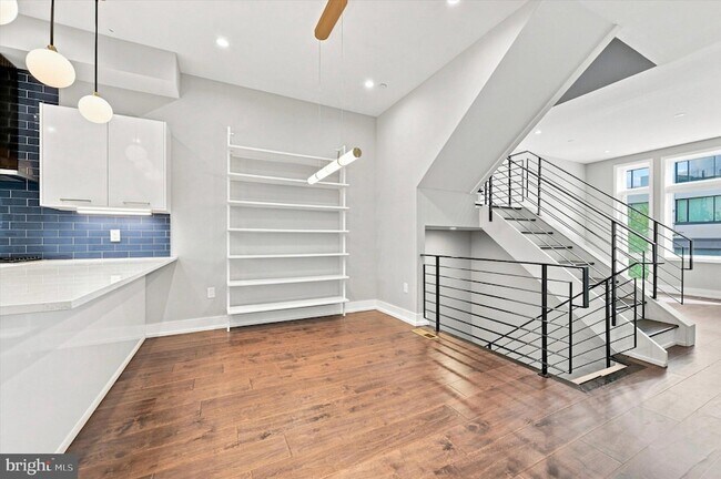 Building Photo - 602 N 5th St