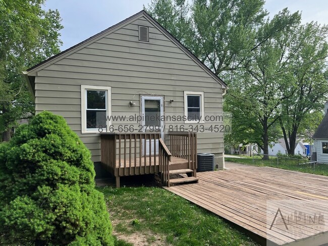 Building Photo - Northland Home, Amazing Detached Garage/Shop!