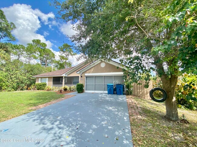 Building Photo - 2435 Palisades Dr SE