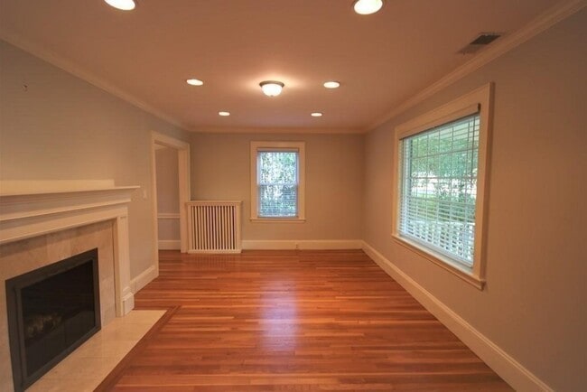 Building Photo - 30 Farmcrest Ave