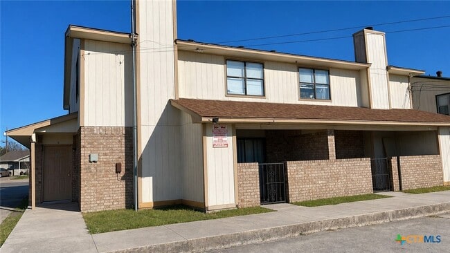 Building Photo - 1813 Cedarhill Dr