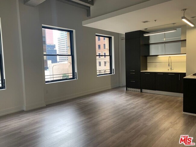 Building Photo - 727 W 7th St