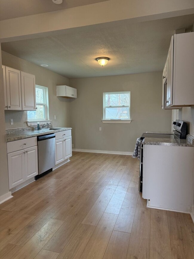 Building Photo - 3/1 Located in near downtown eating & shopping - Newly Remodeled - FENCED YARD