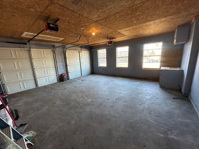 Building Photo - 1921 N Carlyle Ave