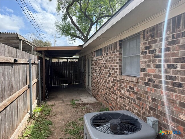 Building Photo - 111 Lancelot St