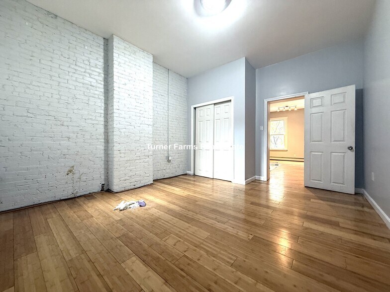 Building Photo - 147 Meridian St