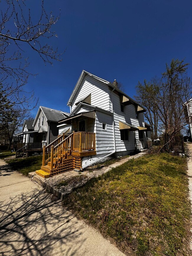 Building Photo - 614 E 10th St