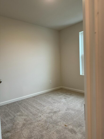 Building Photo - 5074 Dayflower Dr
