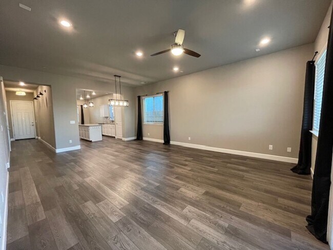 Building Photo - Stunning 3 Bedroom Home in Roseville near Rex Fortune Elementary and John Byouk Park!