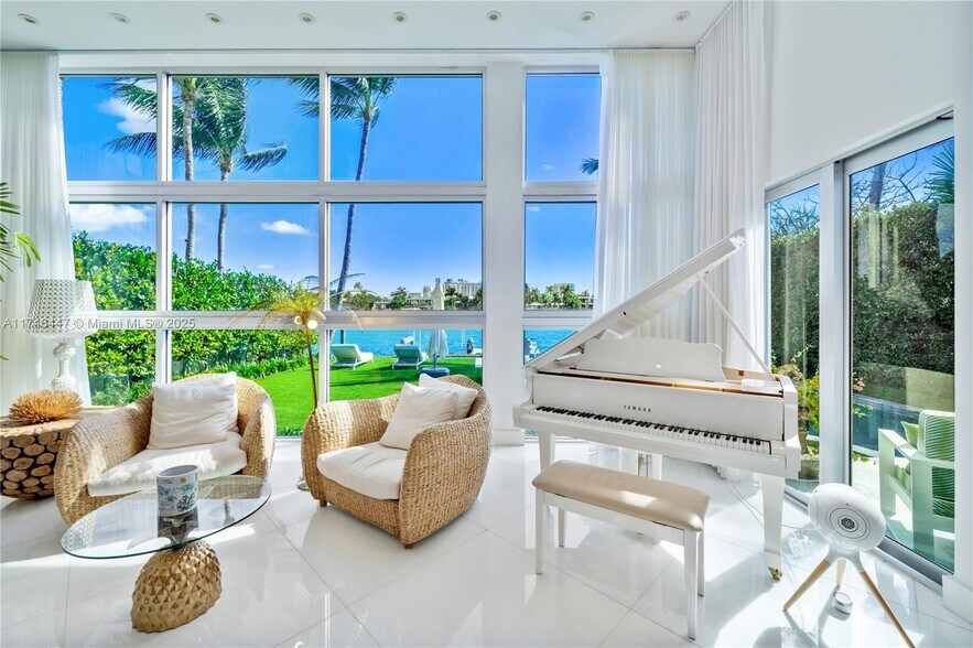 Building Photo - 1061 N Venetian Dr