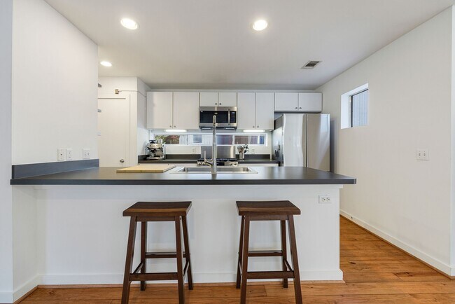 Building Photo - 824 Ruthven St