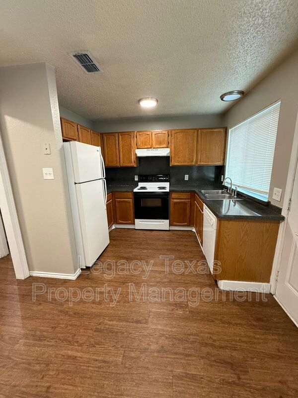 Building Photo - 1607 Sun Valley Dr