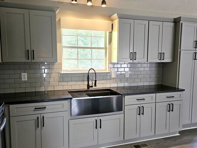 Building Photo - Spacious 4 Bedroom 2.5 bath in Hixson, TN 37343