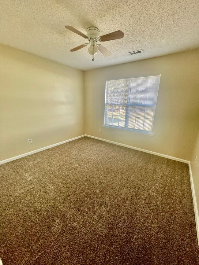 Building Photo - Must see this Adorable 3 bedroom 2 bath 2 garage home . Located in the Reedy Creek Plantation