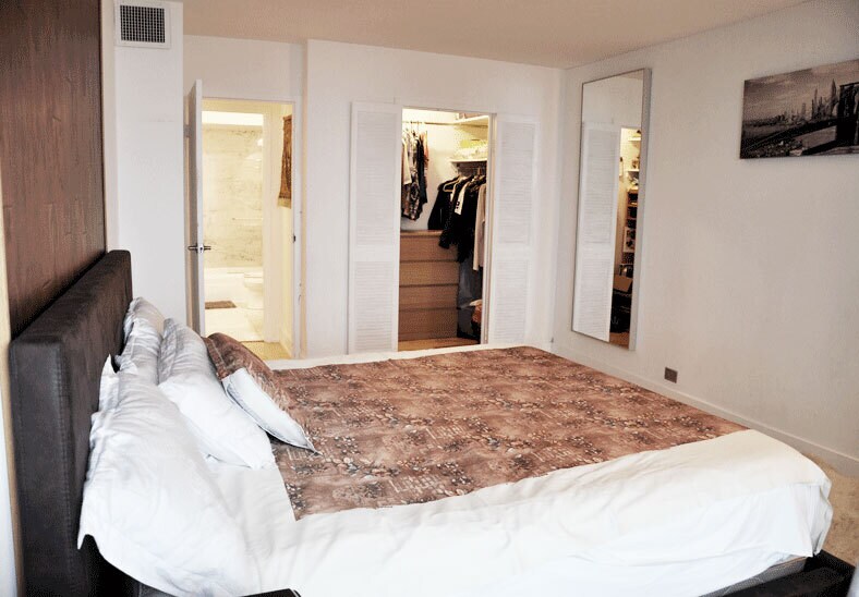 Bed room & Walk-in closet - 6007 N Sheridan Rd