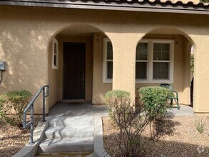 Building Photo - Beautiful  Townhome in the Southwest Area