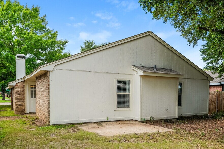 Building Photo - 705 Nightingale Cir