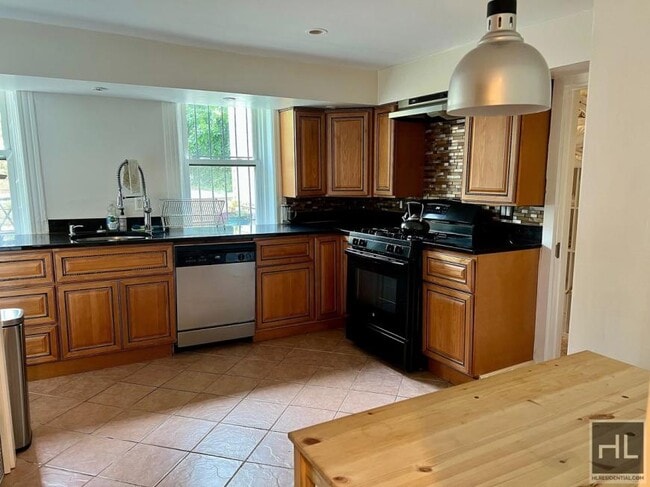 Primary Photo - 1 bedroom in BROOKLYN NY 11233