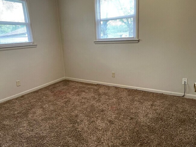 Building Photo - Adorable 3 bedroom 1 bathroom