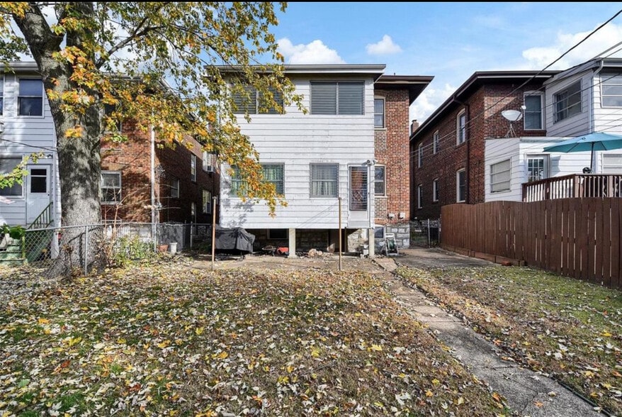 Building Photo - 4964 Parker Ave