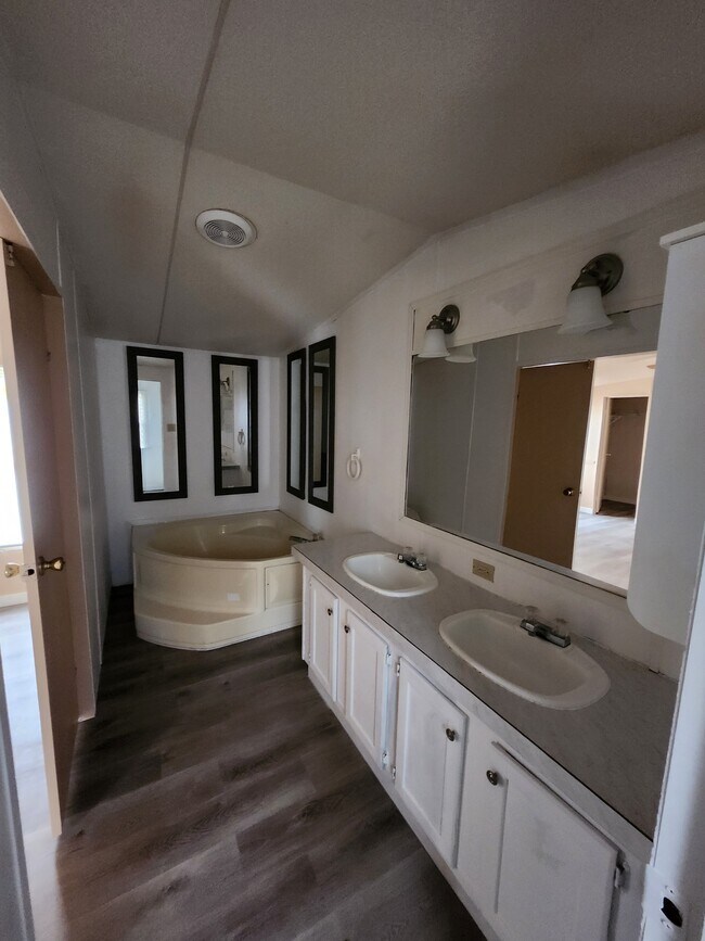 Building Photo - 2519 Openview Dr