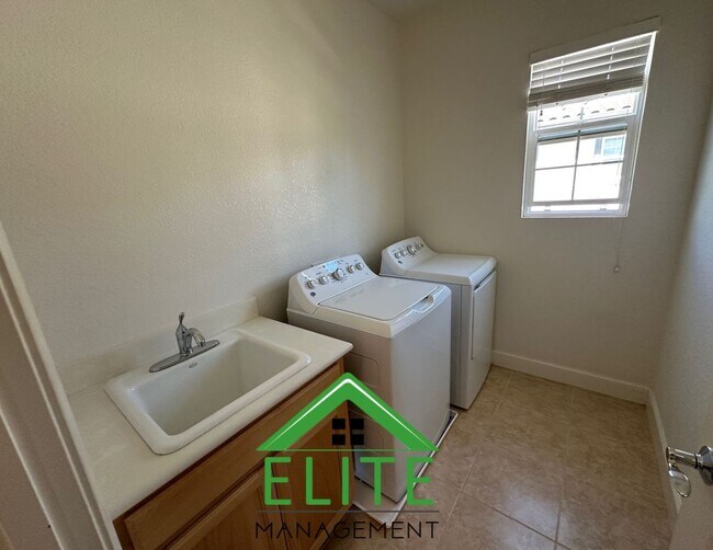 Building Photo - Spacious and Stylish 4-Bedroom Home in Des...