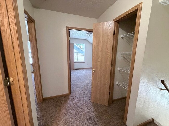 Building Photo - Spacious 3 Bedroom 2 Bath Townhome