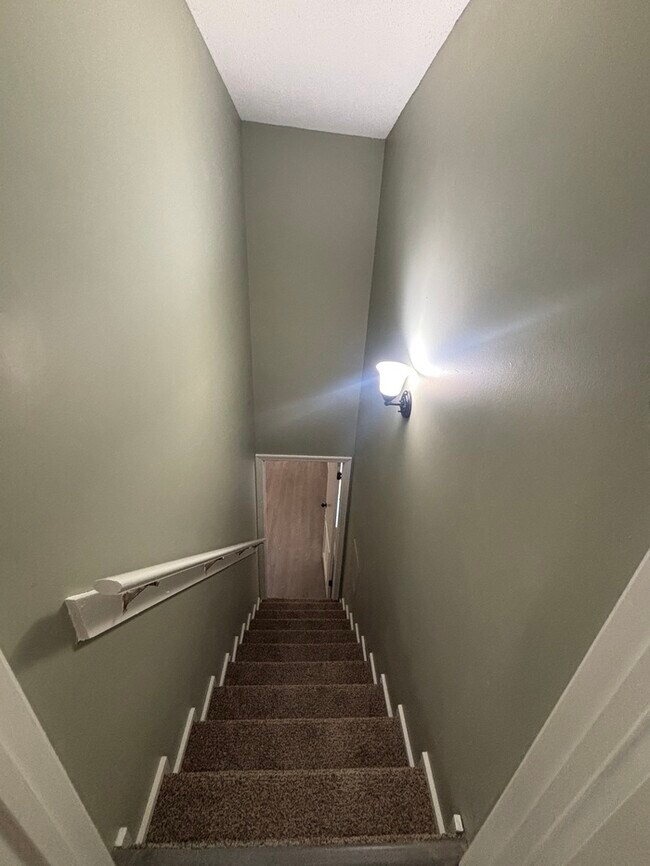 Building Photo - GORGEOUS 4 bedroom/ 3 bathroom HOME, SPACI...