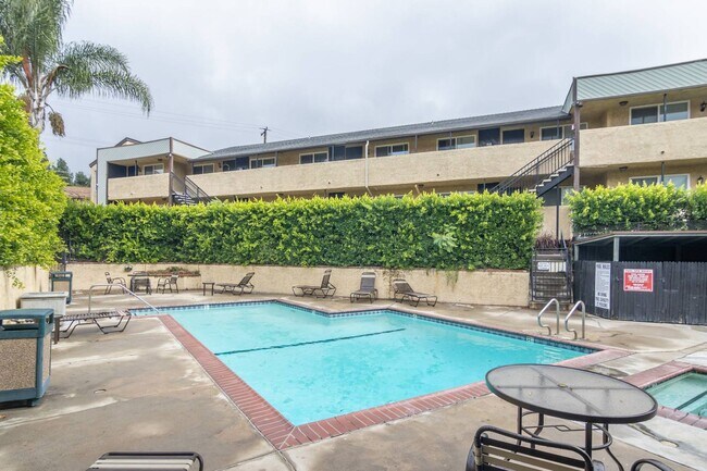 Building Photo - Corner unit with mountain views!!
