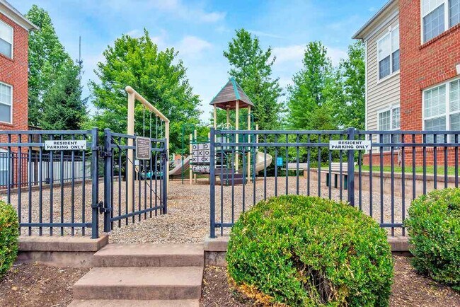 Building Photo - 985 Glenwood Station Ln