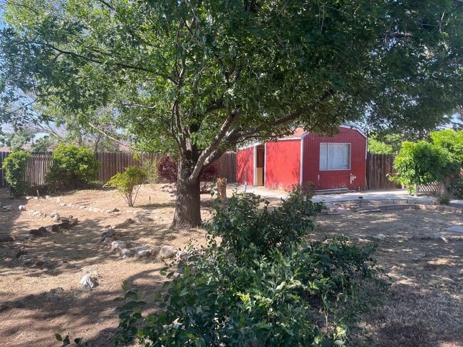 Building Photo - 402 Oakwood Ct