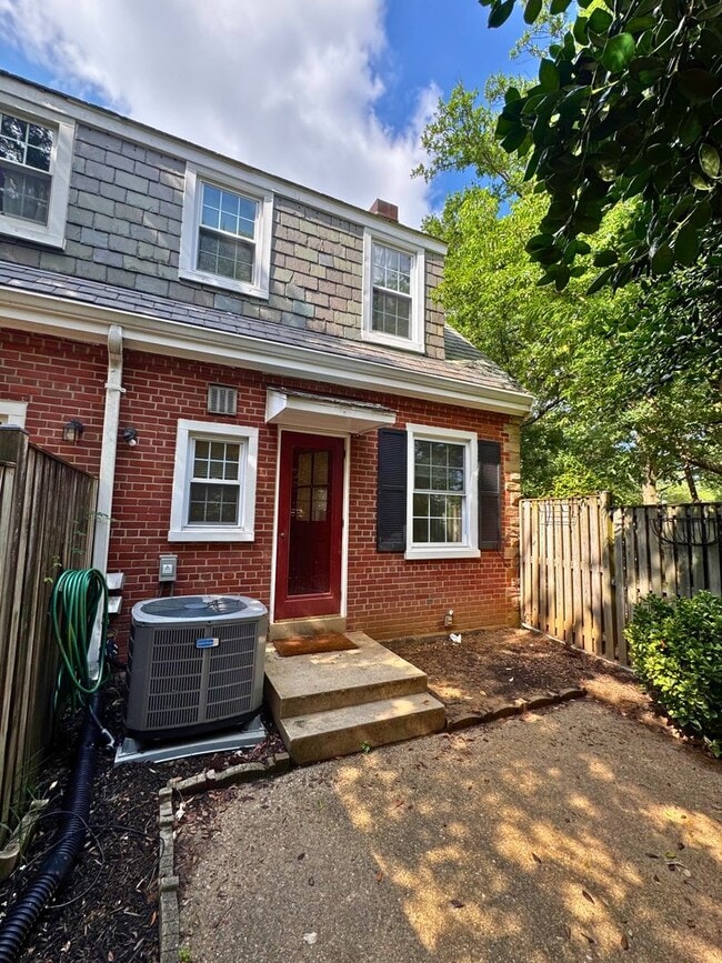 Building Photo - 3 level end unit 1br+den 2ba town house in...