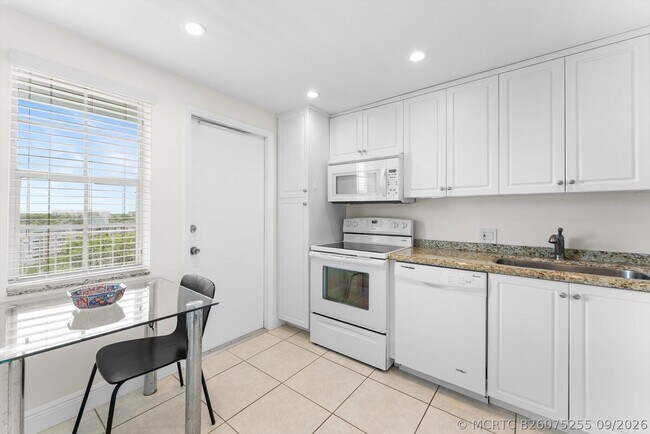 Building Photo - 3051 N Course Dr