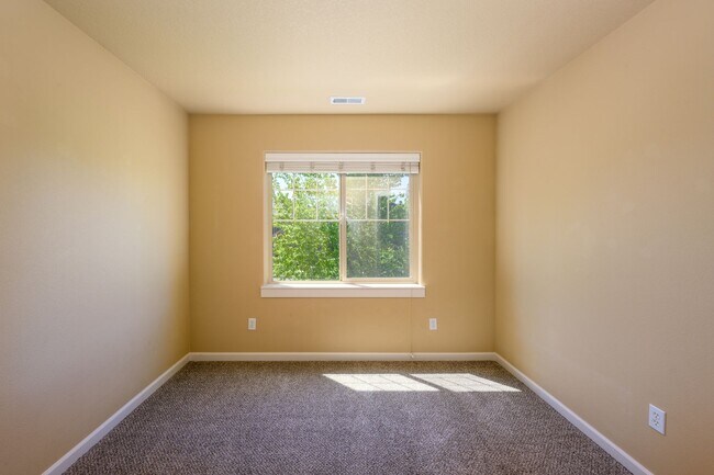 Building Photo - Wonderful 4 bedroom in SE Bend!