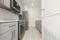 Building Photo - 17441 Red Oak Dr