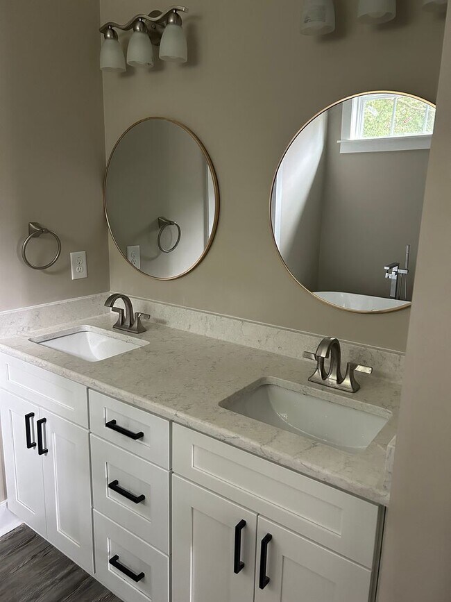 Building Photo - For Rent: Like New 3-Bedroom 2.5 Bath Home...