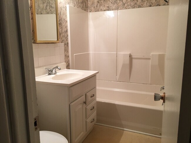 Building Photo - 2 Bedroom Condo 4 Blocks from UTK Campus!