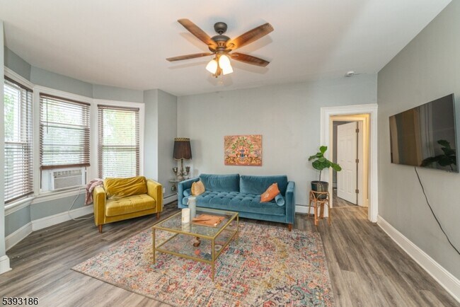 Building Photo - 19 St Lukes Pl