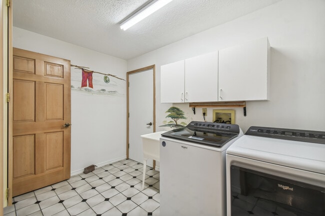 Building Photo - 2590 Sykes Creek Dr