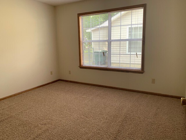 Building Photo - 2306 Pineview Dr