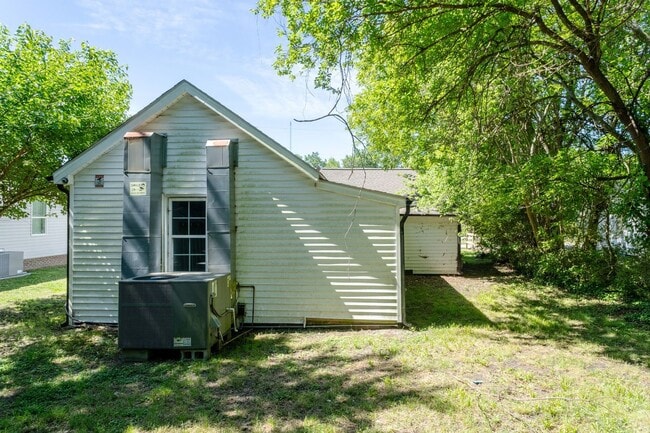 Building Photo - Recently Renovated Three bedroom Home!