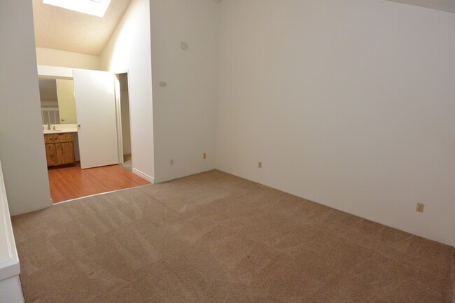 Building Photo - Lovely 1 Bed 1 Bath 2 Story Condo in Irvine