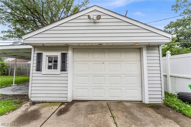 Building Photo - 26450 Drakefield Ave