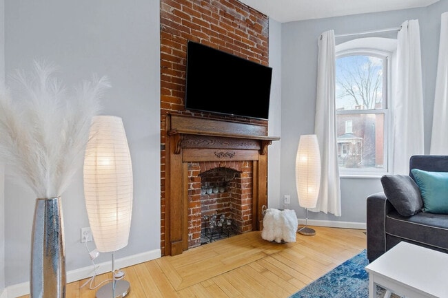 Building Photo - 2366 Lawrence St