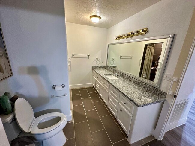 Building Photo - 530 Edgebrook Dr