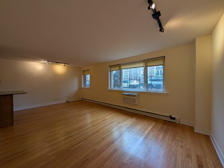 Building Photo - 630 W Wrightwood Ave