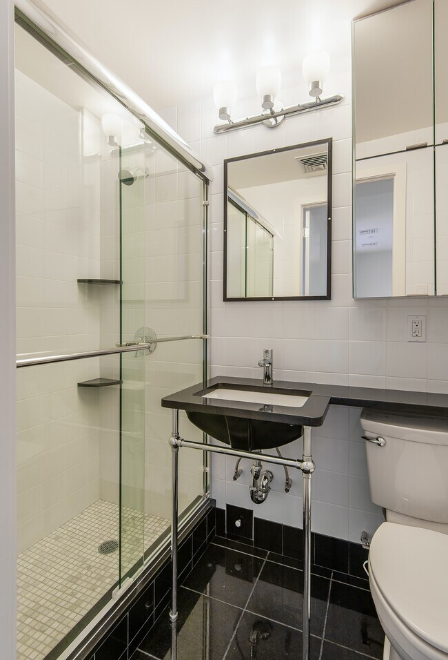Building Photo - Big 3 Bedroom w/Private Balcony