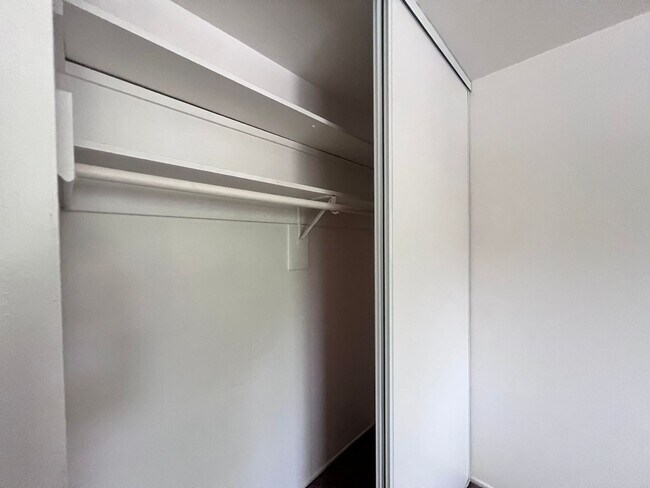 Building Photo - EBS T 1172-1176