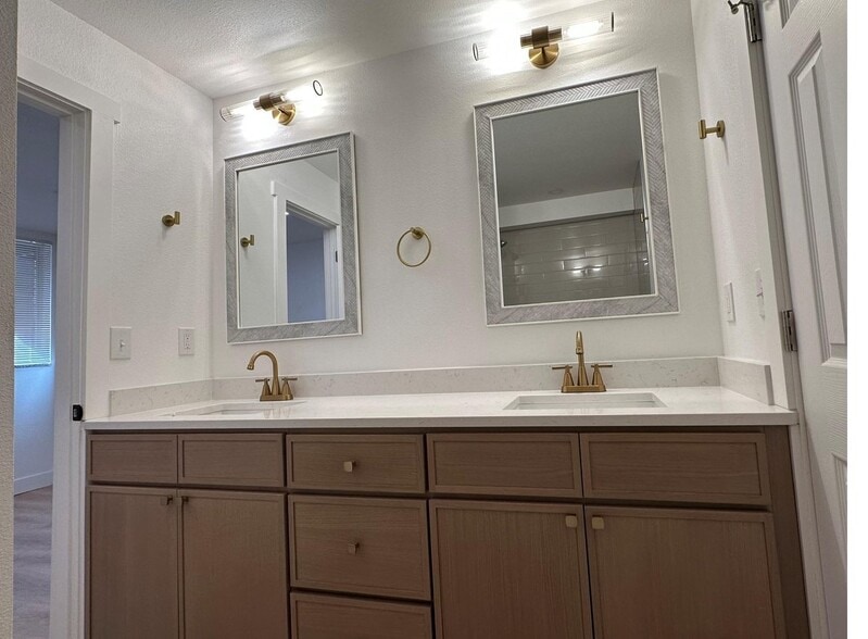 Full-Bathroom - 1065 University Ave